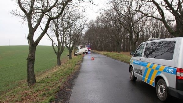 Auto po nárazu do stromu na Znojemsku začalo hořet, řidič nepřežil